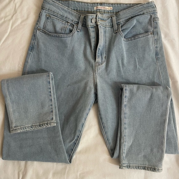 Levi’s light wash skinny jeans. Size: 31 - Picture 2 of 3